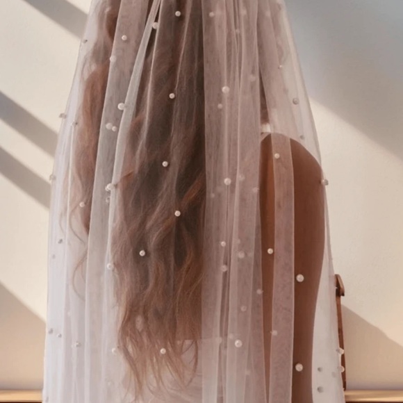Elegant Faux Pearl-Embellished White Veil, Pearl Wedding Veil, Hip Length Veil main image 7